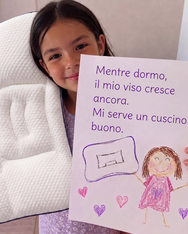Bambina con il cuscino LulaBini e un biglietto scritto a mano